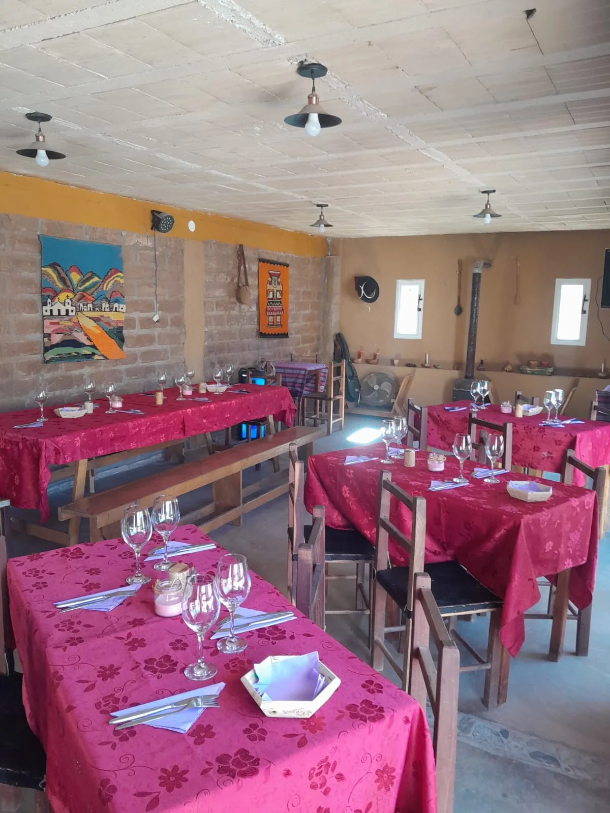 Mesas preparadas en el quincho de Cabañas 4 Elementos, un espacio para compartir en familia o en grupo